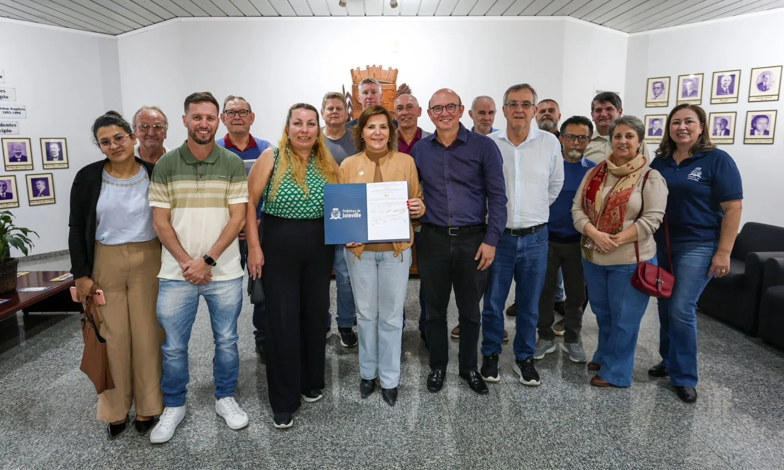 NA FOTO A PREFEITA REJANE GAMBIN RECEBE LIDERES COMUNITÁRIOS DA AGRICULTURA FAMILIAR DE JOINVILLE
